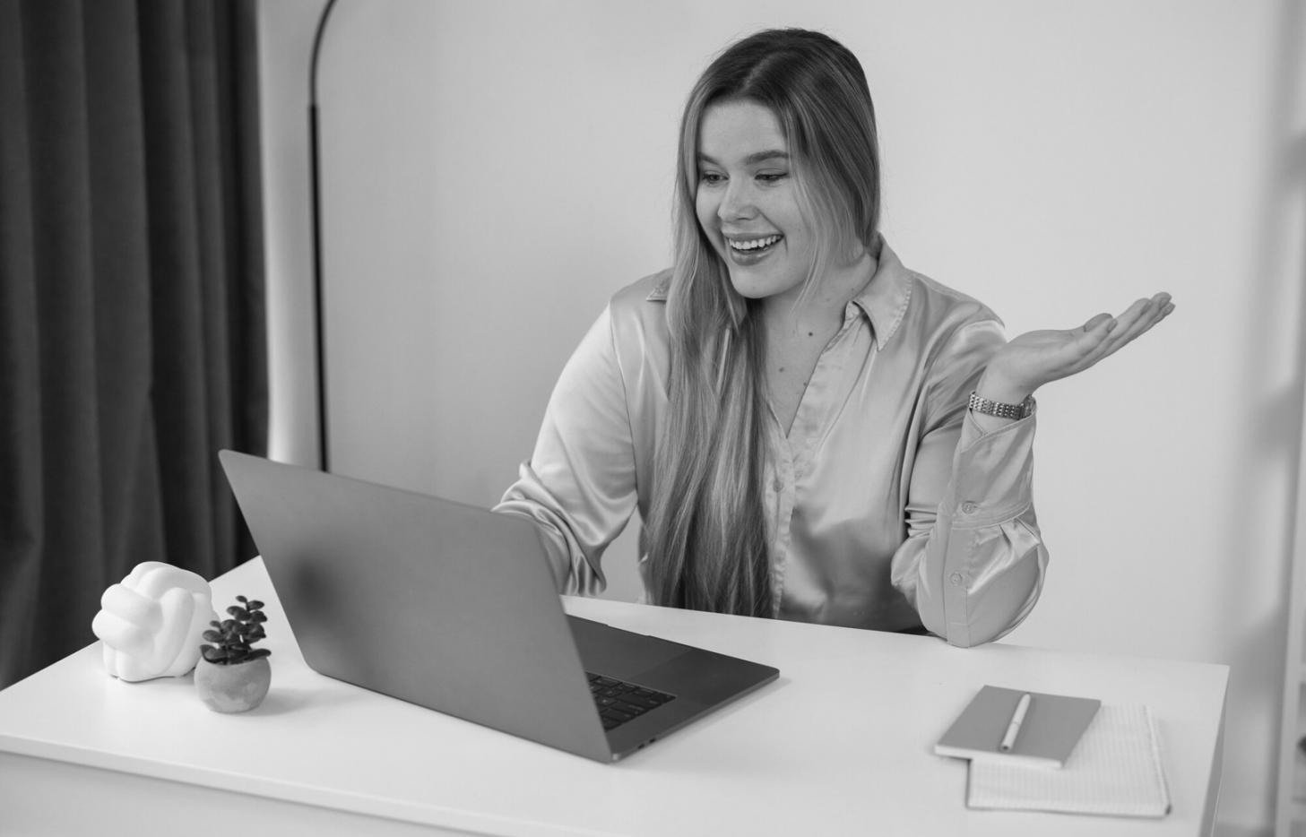 Strukturierter Arbeitsbereich mit Finanzunterlagen und digitalen Tools für Budgetplanung